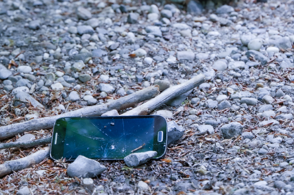 海辺に電子機器が落ちている風景