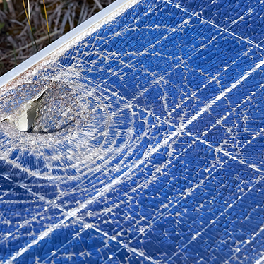 太陽光パネルの破損イメージ